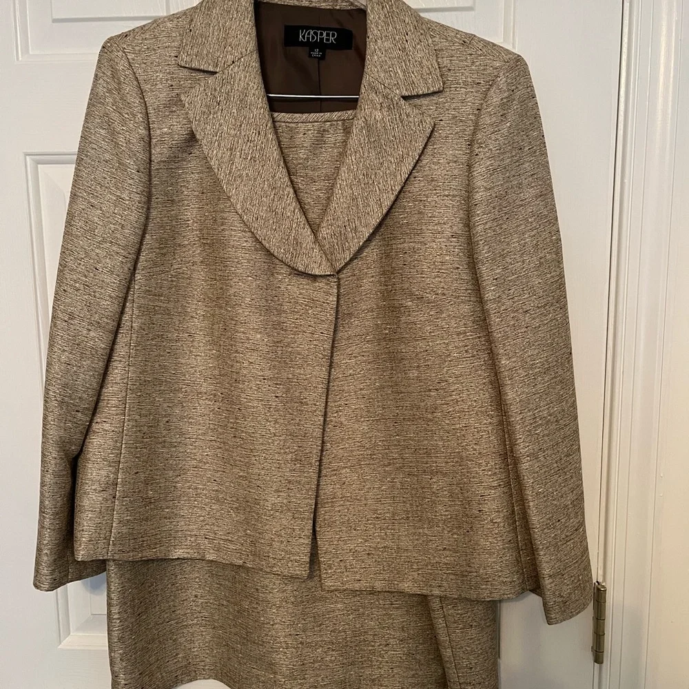 Kasper 3-piece lined light brown skirt suit. Size 12. Slightly worn. $40 - Picture 1 of 6